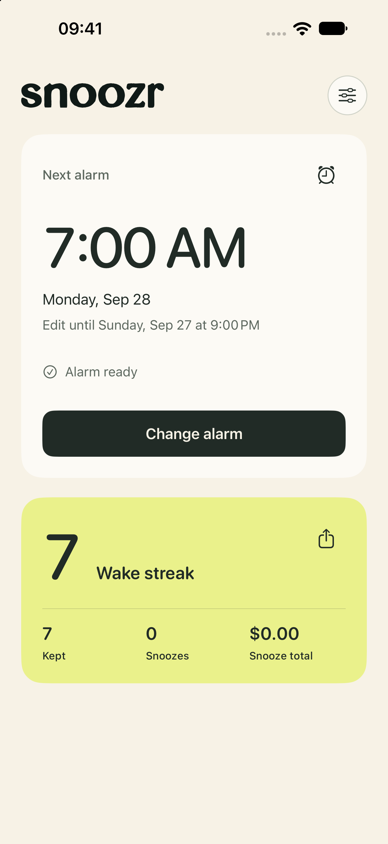 Snoozr home screen showing a 7:00 AM alarm and a seven-day streak. Sample app data.